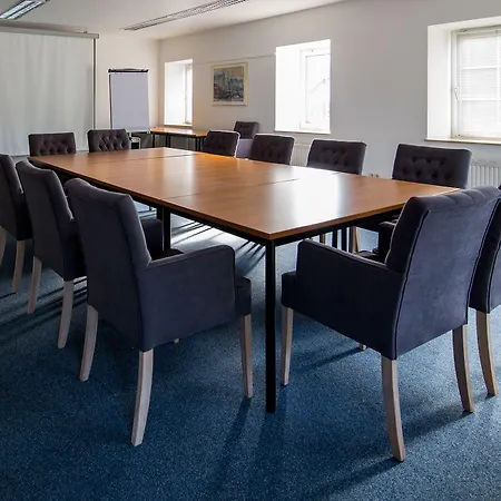 Acht Linden Эгесторф