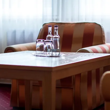 Acht Linden Эгесторф